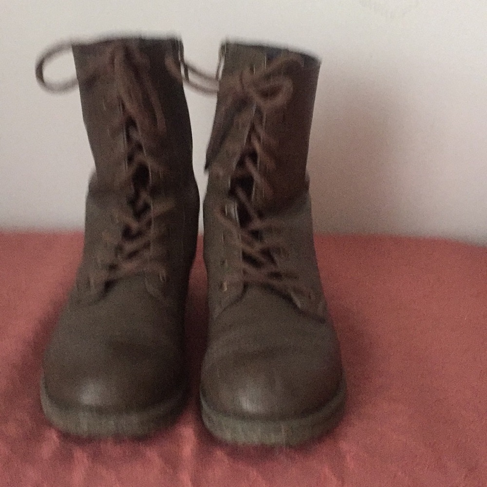 Combat boots